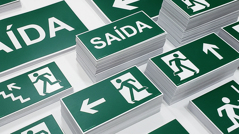 Sinalização de Emergência: Como Escolher o Tamanho Adequado da Placa