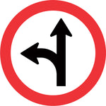 Sinalização de Trânsito - Siga em Frente ou à Esquerda